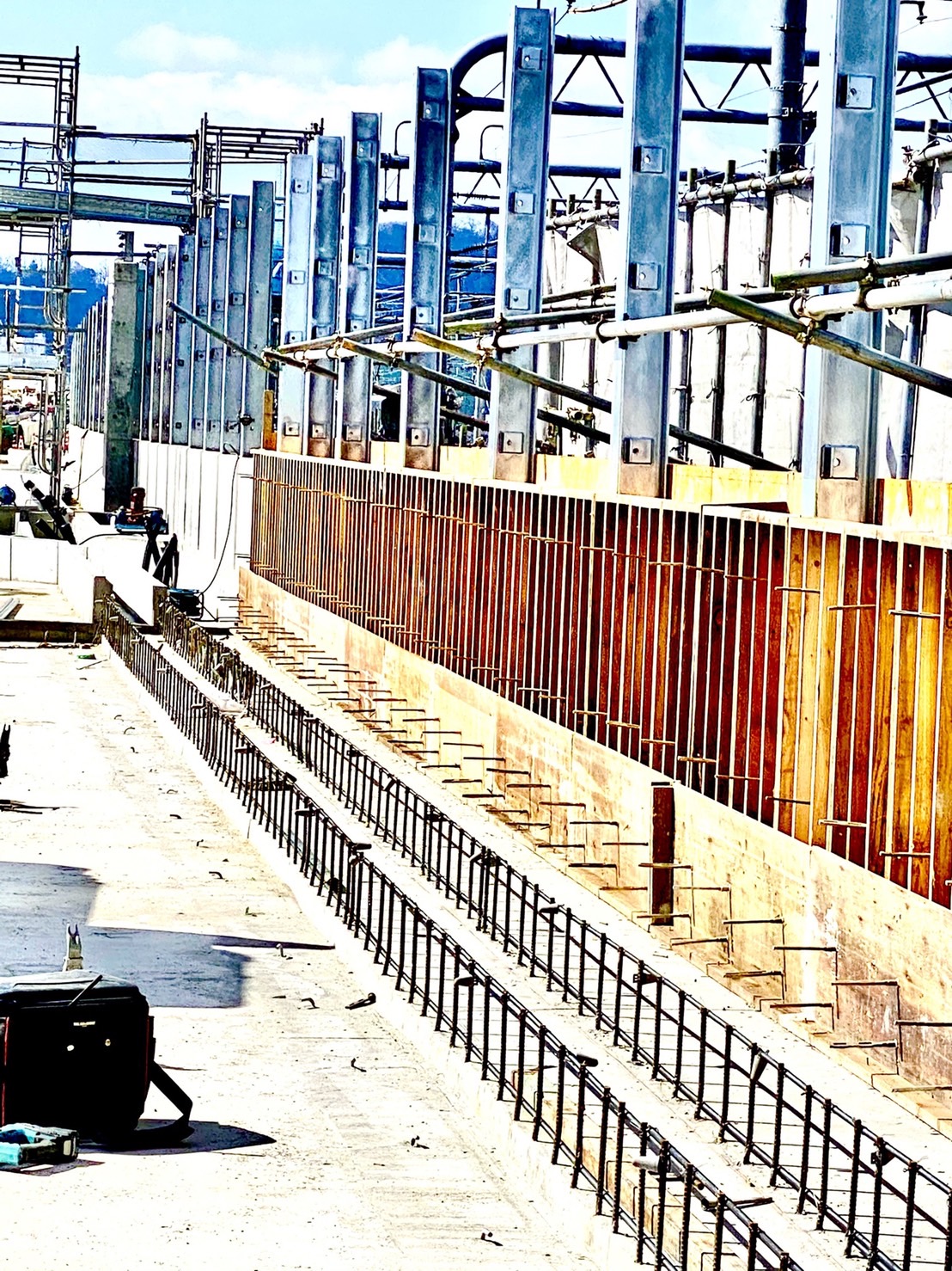 北陸新幹線足羽川橋梁　型枠工事